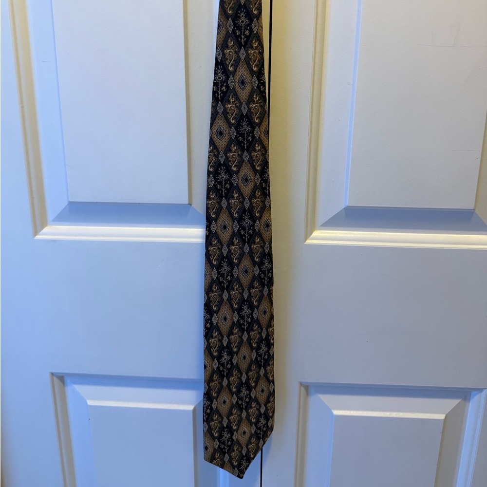 Geometric Patterned Tie in Black and Gold
